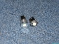 Heute muss ich eine der LEDs der Kennzeichenbeleuchtung austauschen, weil es schon kaputt ist. Links das alte, gekaufte. Rechts meine eigene LED, auf 250mA reduziert (von 550mA), weil dort keine 21W, sondern eine 5W Birne war.